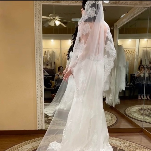 Wedding dress With cathedral veil - Picture 2 of 4